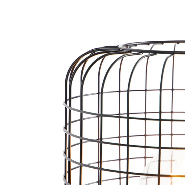 Detailansicht einer Drahtkorb-Lampe