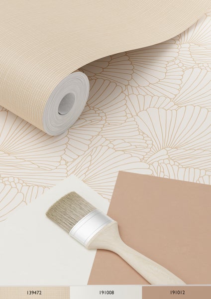 Tapetenrolle mit Muster, Pinsel und Farbmuster