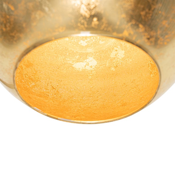 Nahaufnahme einer goldfarbenen Kugelleuchte