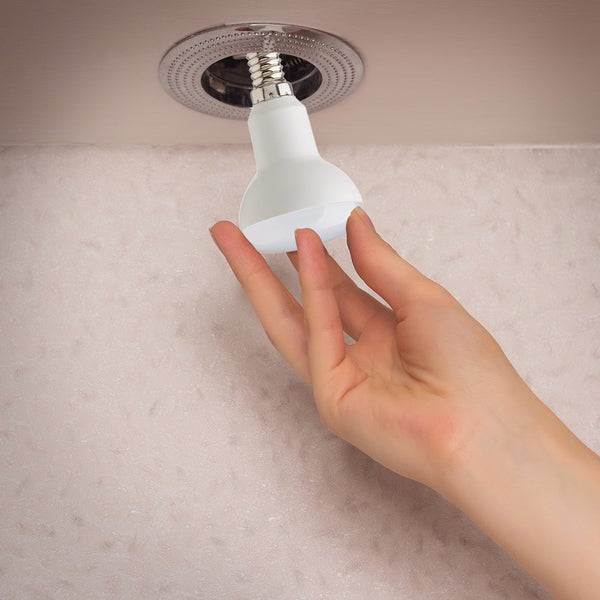 Einbau einer LED Reflektorlampe mit E14 Sockel in einen Deckenstrahler.