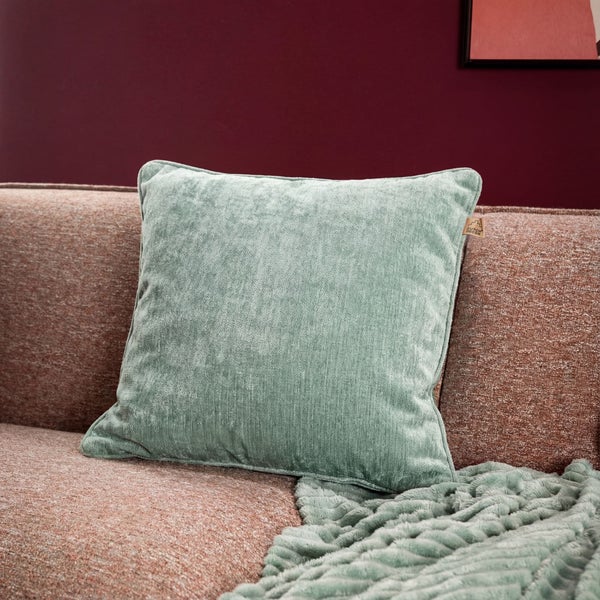 Dekokissen auf einem Sofa mit Decke