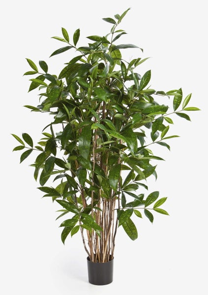 Künstliche Grünpflanze in einem schwarzen Topf mit dichten, gemusterten Blättern.