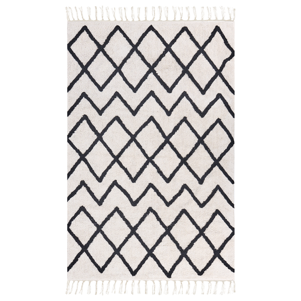 Rechteckiger weißer Teppich im Berber-Stil mit schwarzem Rautenmuster und Fransen.