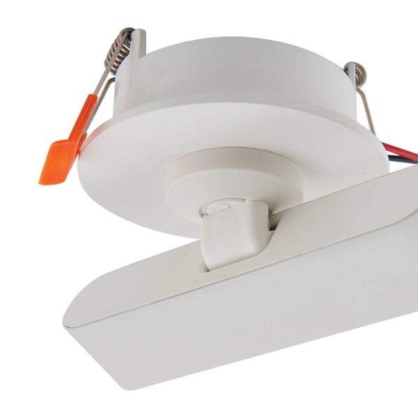Schwenkbarer LED-Einbaustrahler in Weiß mit rechteckigem Lampenkopf und orangefarbenen Federklemmen für die Deckenmontage.