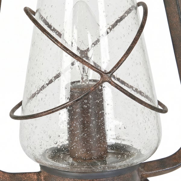 Detailansicht einer Glaslaterne mit Metallelementen im Laternenstil