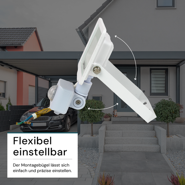 Flexibel einstellbarer LED-Außenstrahler mit Bewegungsmelder vor einem Haus
