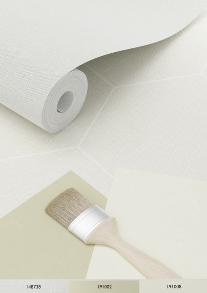 Tapetenrolle mit geometrischem Muster und Farbfelder mit Farbnummern, dazu ein Pinsel