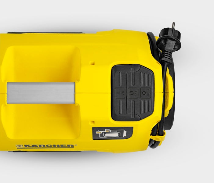 Esszimmer mit Esstisch, Stühlen, Lampe, Vase mit Blumen und gemusterter Tapete