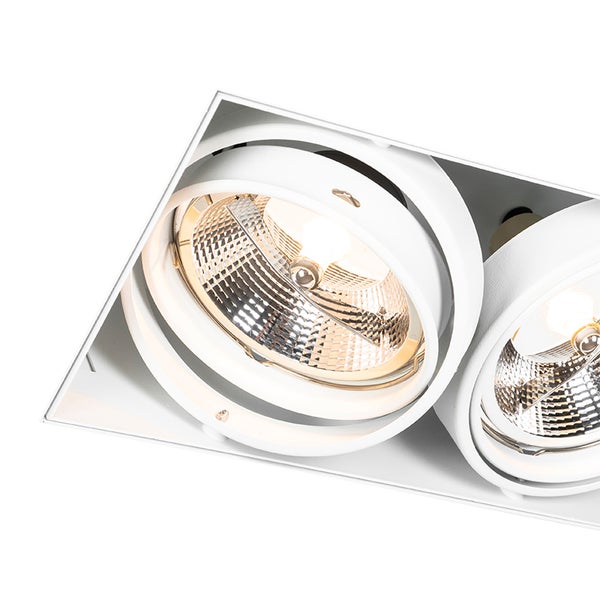 Nahaufnahme eines weißen Einbaustrahlers mit zwei verstellbaren runden Köpfen und einem metallischen Reflektor.