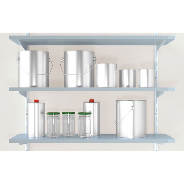 Regal mit Farbeimern, Dosen und Gläsern