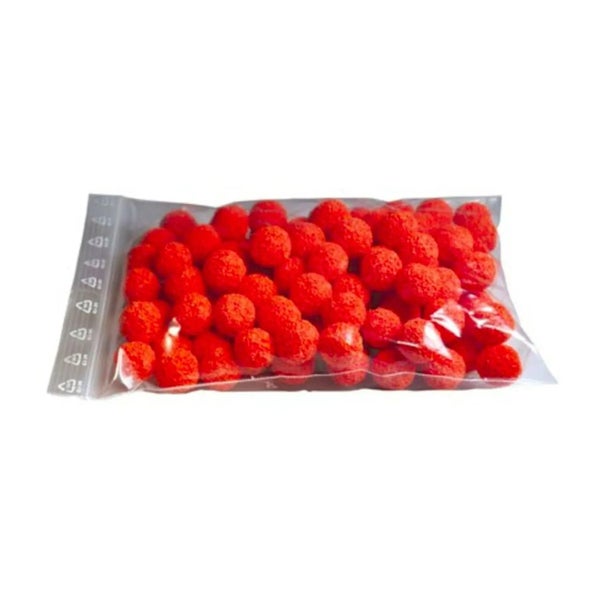 Packung mit kleinen roten strukturierten Pompons in einem transparenten Kunststoffbeutel.