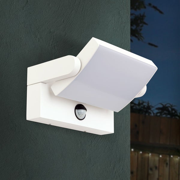 Weiße LED-Außenwandleuchte mit verstellbarem Lichtpaneel und integriertem Bewegungsmelder, montiert an einer Wand.