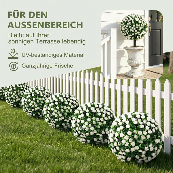Künstliche Rosenkugeln für den Außenbereich vor einem weißen Zaun und in einem Pflanzgefäß, UV-beständig und ganzjährig frisch.