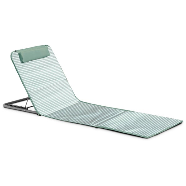 Gestreifte Strandmatte mit verstellbarer Rückenlehne und Kopfpolster.