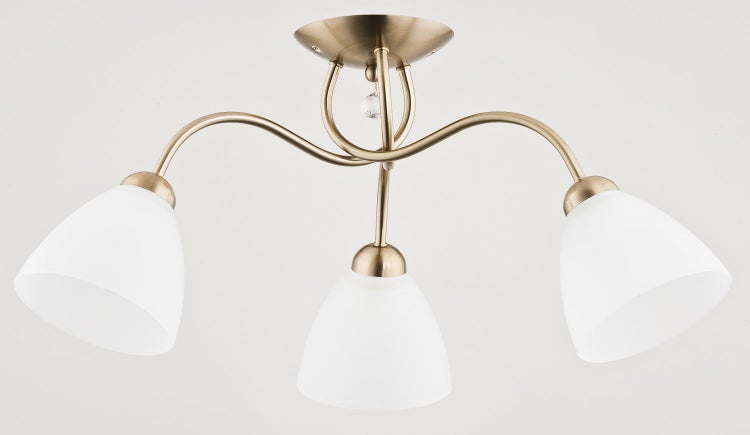 Dreiblattrige Deckenleuchte mit geschwungenen Metallarmen und drei konischen Glasschirmen für ein stimmungsvolles Licht.