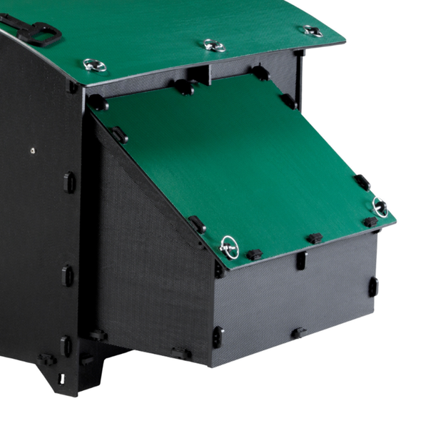 Nistkasten für Hühnerstall aus recyceltem Kunststoff mit grünem Klappdeckel und schwarzem Gehäuse.