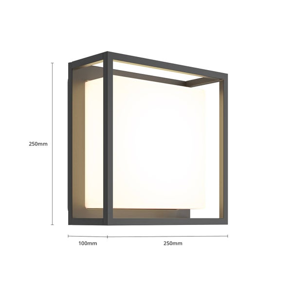 Außenwandleuchte Würfelform, schwarzer Metallrahmen, weißer Diffusor, Höhe 250 Millimeter, Breite 250 Millimeter, Tiefe 100 Millimeter.