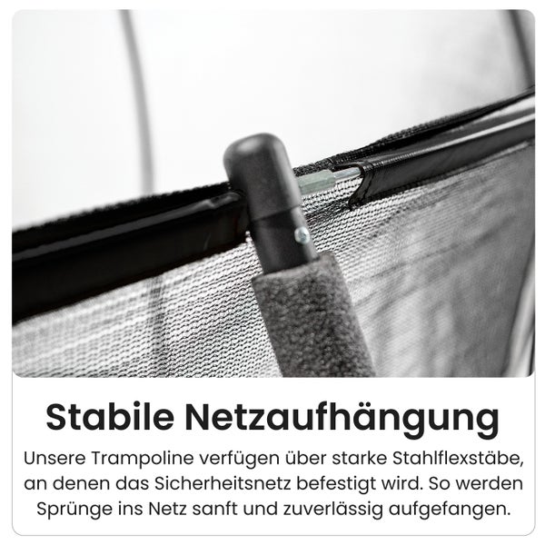 Detailaufnahme der Netzaufhängung eines Trampolins mit Stahlflexstäben