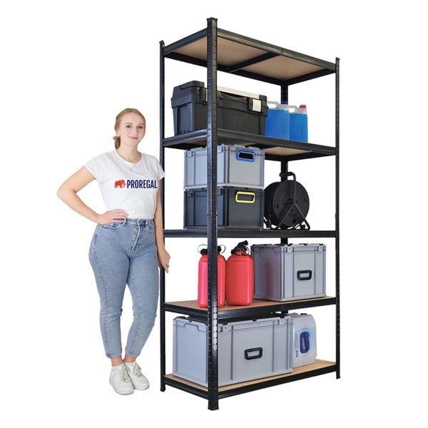 Regal mit fünf Regalböden, gefüllt mit verschiedenen Aufbewahrungsboxen und Behältern, daneben steht eine Frau zur Größenorientierung.