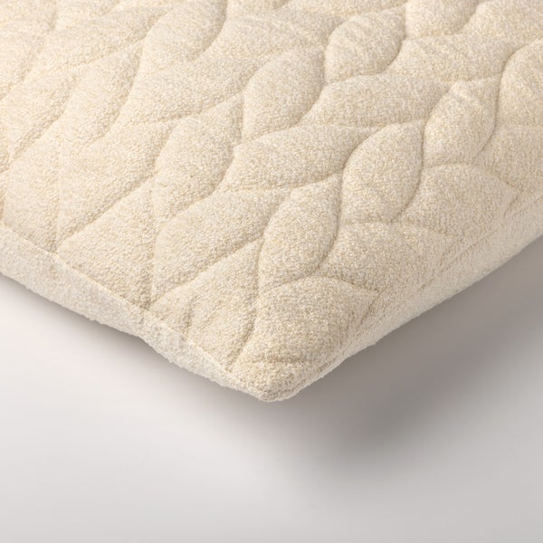 Dekokissen mit gestepptem Muster