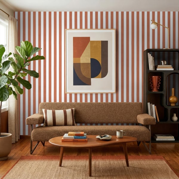 Modernes Wohnzimmer mit gestreifter Tapete, strukturiertem Sofa, Holz-Couchtisch und abstraktem Wandbild im Rahmen.