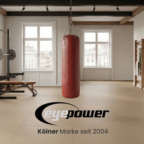 Eyepower Logo, beige Puzzle-Sportmatten auf dem Boden eines Trainingsraums mit Boxsack und Fitnessgeräten.