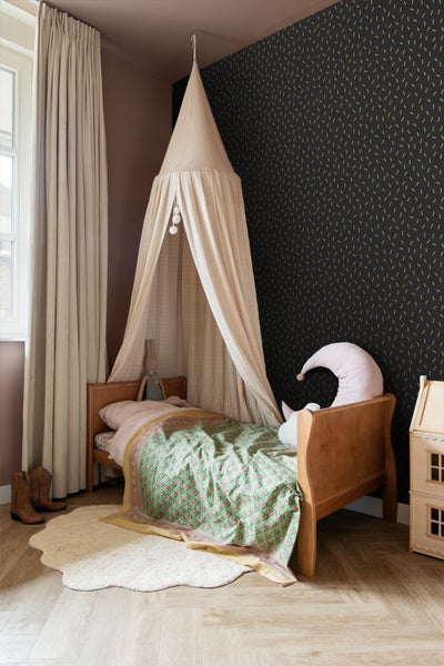 Kinderzimmer mit Bett, Baldachin, Tapete und Dekoration