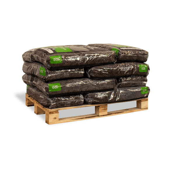 Mehrere Säcke Kiefernrinde von Gardenia zu je 60 Liter gestapelt auf einer Holzpalette.