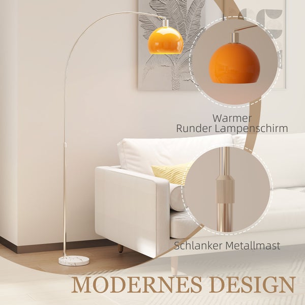 Innenraumszene mit Sofa, Sessel und Stehlampe