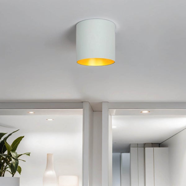 Zimmer mit Deckenleuchte und Einbaustrahlern