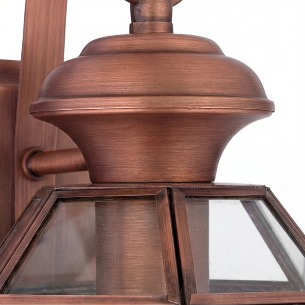 Detailaufnahme einer Außenwandleuchte mit Glasschirm