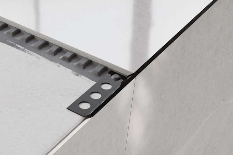 Detailaufnahme einer schwarzen Fliesenschiene an einer Ecke