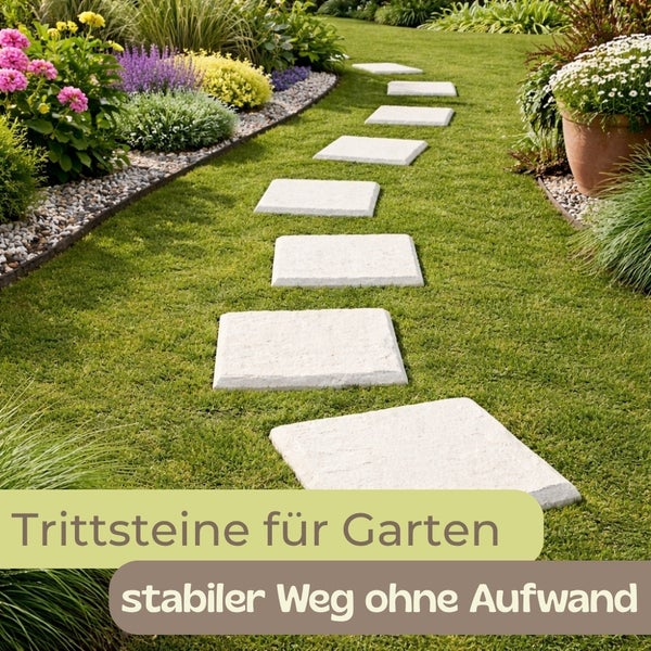Quadratische Trittsteine bilden einen Weg auf einem grünen Rasen in einem hellen Garten mit Blumenbeeten und Kiesrändern.