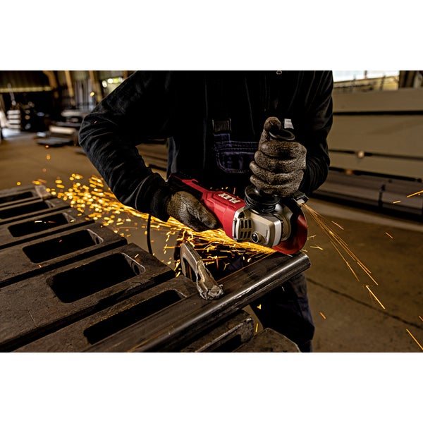 Handwerker beim Trennen eines Metallprofils mit einem elektrischen Winkelschleifer der Marke Flex in einer Werkstatt mit Funkenflug