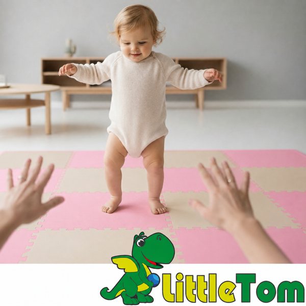 Ein Kleinkind macht seine ersten Schritte auf einer gepuzzelten Schaumstoffmatte, Little Tom Logo.