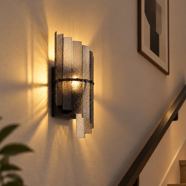 Moderne Wandleuchte mit strukturiertem Glas an einem Treppenaufgang