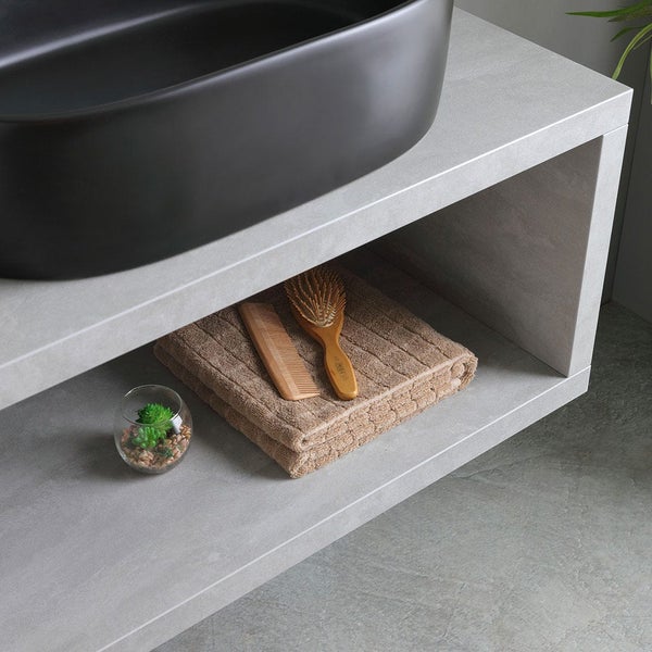 Waschbeckenunterschrank mit schwarzem Aufsatzwaschbecken, Handtuch, Bürste und Kamm