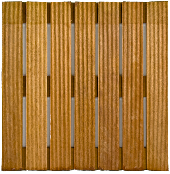Quadratische Holzfliese mit sieben vertikal angeordneten, fein geriffelten Lamellen aus braunem Holz für Terrasse oder Balkon.
