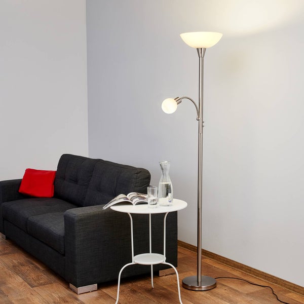 Wohnzimmer-Szene mit Stehlampe, Sofa und Beistelltisch