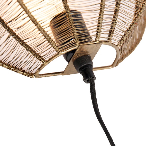 Detailaufnahme einer Hängelampe mit Drahtschirm und Textilkabel