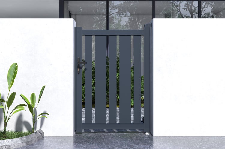 Modernes Gartentor aus Aluminium in Anthrazit mit vertikalen Lamellen, montiert zwischen weißen Mauern, inklusive Drückergarnitur.