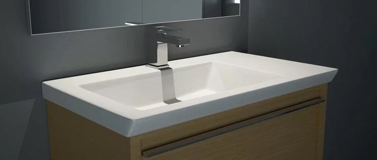 Modernes Badezimmer mit Waschbecken, Wasserhahn und Spiegel