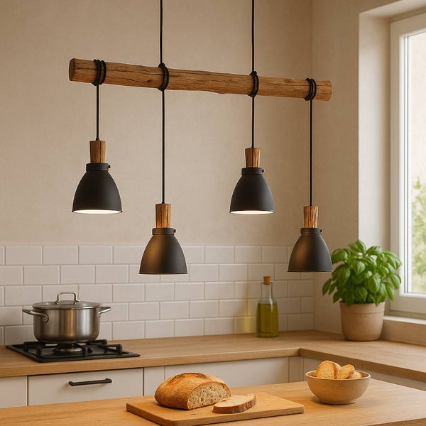 Hängelampe mit Holzbalken über einer Küchentheke mit Brot und Kochutensilien