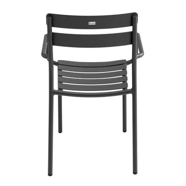 Gartenstuhl mit Armlehnen aus Metall in Anthrazit mit Sitz und Rückenlehne aus Latten und Oviala Logo.