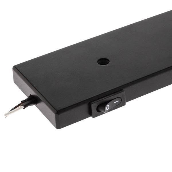 Schwarze Unterbauleuchte mit Wippschalter und Anschlusskabel.
