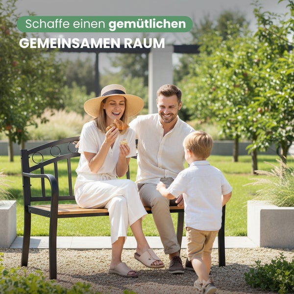 Familie auf einer Gartenbank mit schwarzem Metallgestell und Holz-Sitzfläche in einem hellen Garten.