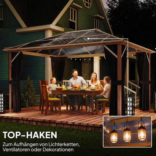 Gartenpavillon mit Holzrahmen, lichtdurchlässigem Dach und Vorhängen bei Nacht. Familie beim Essen. Detailansicht der Haken für Beleuchtung.
