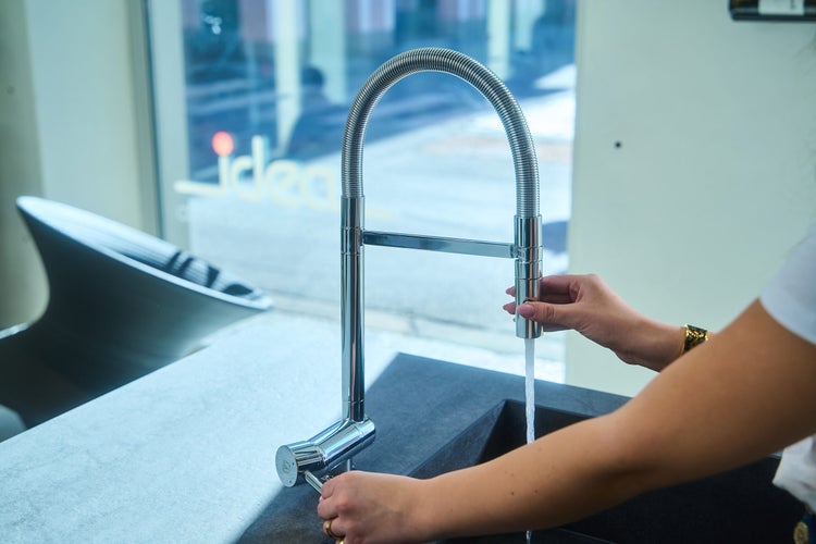 Abmessungen einer schwarzen Gartenleuchte mit einer Höhe von 113,5 cm und einer Schutzart von IP44 sowie einer fünfjährigen Garantie.