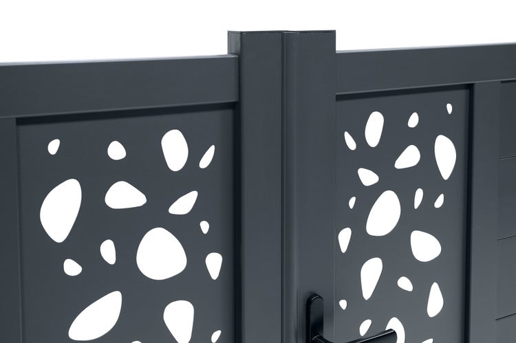 Detailaufnahme eines anthrazitfarbenen Gartentors aus Aluminium mit dekorativem, asymmetrischem Lochmuster in Kieselsteinoptik.