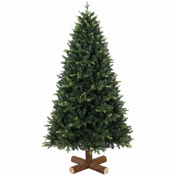 Künstlicher Weihnachtsbaum in einem weihnachtlich geschmückten Wohnzimmer mit Kamin, Adventskranz und Geschenken.